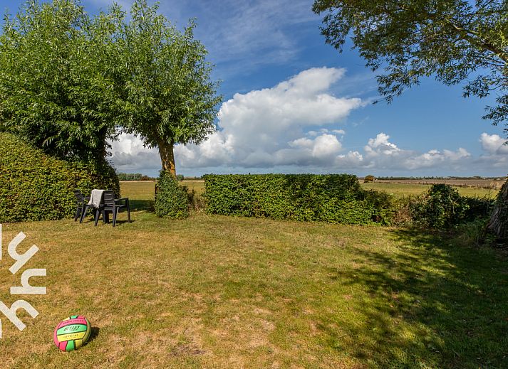 Terrasse des Ferienhauses ZE257 in Aagtekerke, Walcheren, Zeeland mit Blick auf einen gruenen Garten.