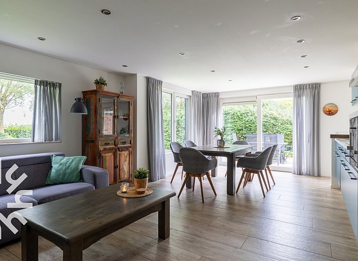 Luftaufnahme des Ferienhauses ZE257 in Aagtekerke, Walcheren, Zeeland, umgeben von Feldern.