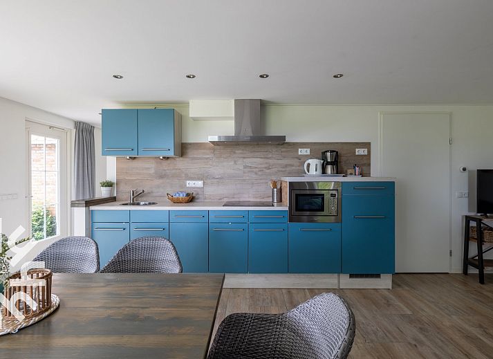 Luftaufnahme des Ferienhauses ZE257 in Aagtekerke, Walcheren, Zeeland, umgeben von Feldern.