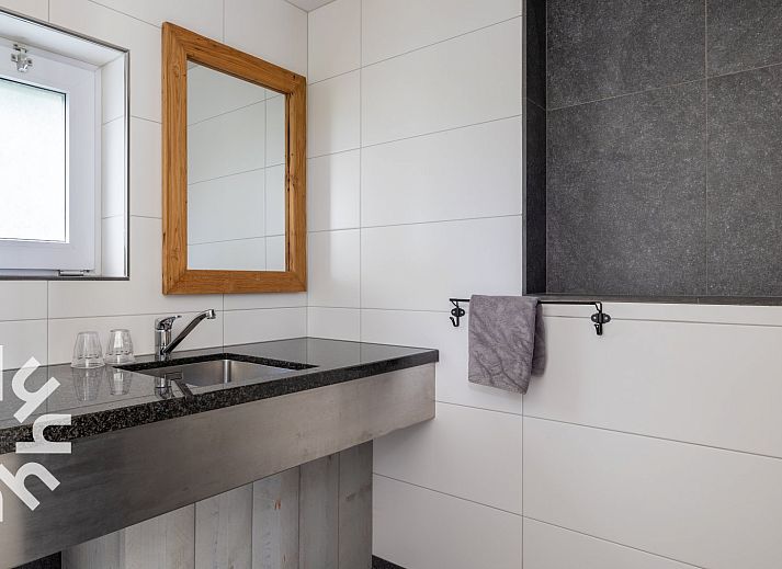 Luftaufnahme des Ferienhauses ZE257 in Aagtekerke, Walcheren, Zeeland, umgeben von Feldern.