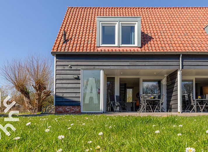 Vakantiehuis ZE1445 in Aagtekerke, Walcheren met zonnig terras en groene tuin.