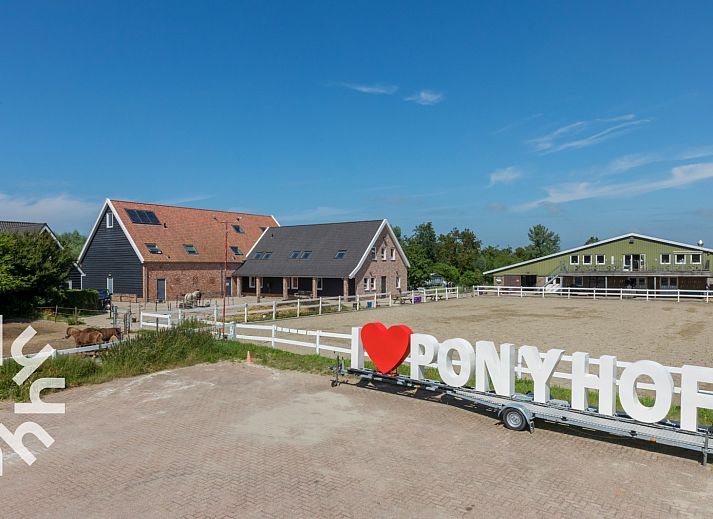 Buitenruimte van vakantiehuis ZE1445 in Aagtekerke met pingpongtafel en terras.