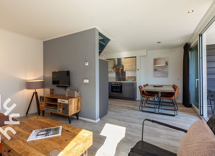 Buitenruimte van vakantiehuis ZE1445 in Aagtekerke met pingpongtafel en terras.