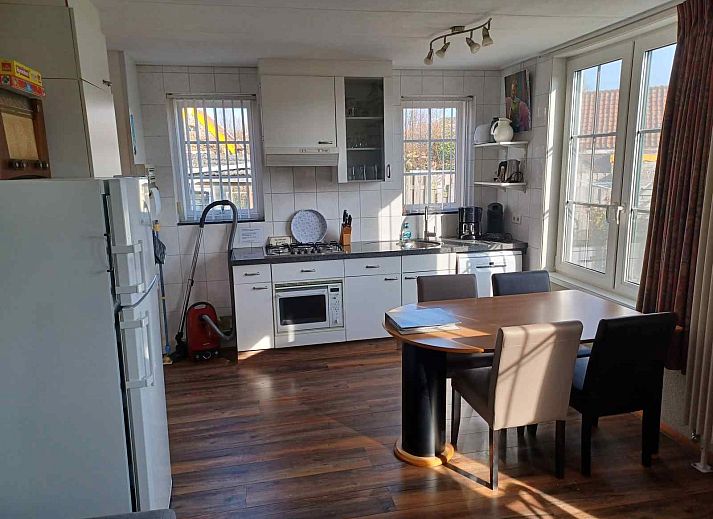 Charmantes Ferienhaus ZE555 in Aagtekerke, Walcheren mit Holzfassade und blauem Himmel.