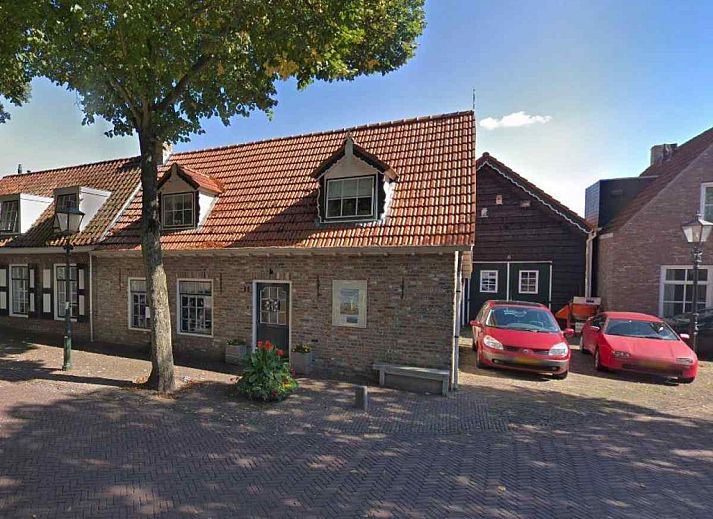 Modernes Badezimmer im Ferienhaus ZE555, Aagtekerke, Walcheren mit Waschbecken und Toilette.