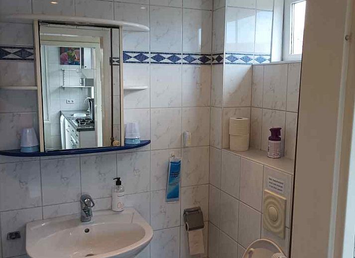 Modernes Badezimmer im Ferienhaus ZE555, Aagtekerke, Walcheren mit Waschbecken und Toilette.