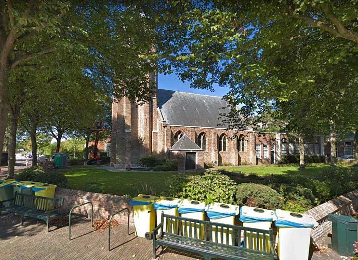 Modernes Badezimmer im Ferienhaus ZE555, Aagtekerke, Walcheren mit Waschbecken und Toilette.