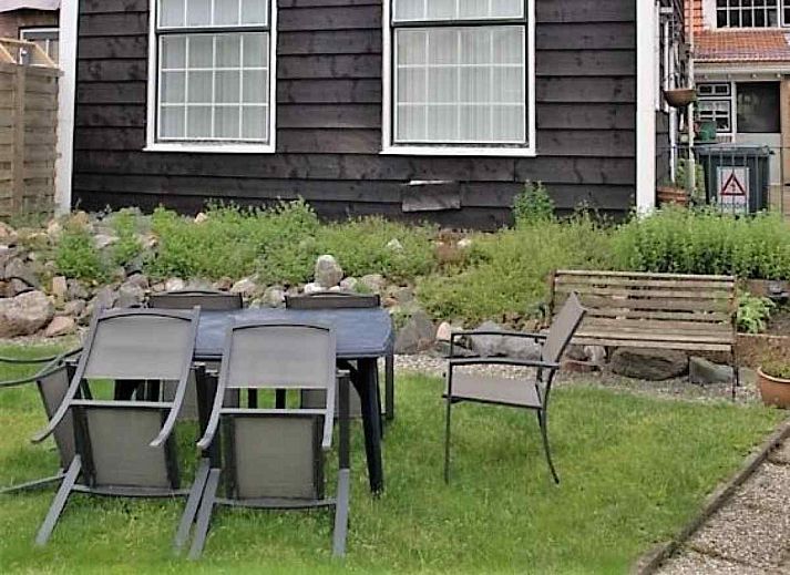 Badezimmer mit Dusche und Waschbecken im Ferienhaus ZE555, Aagtekerke, Walcheren.