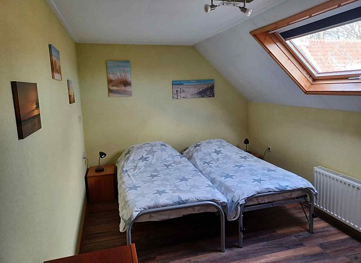 Badezimmer mit Dusche und Waschbecken im Ferienhaus ZE555, Aagtekerke, Walcheren.