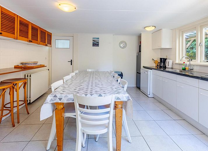 Gezellige woonkamer in VZ1038 Vakantiehuis in Aagtekerke, Walcheren, Zeeland met open haard.