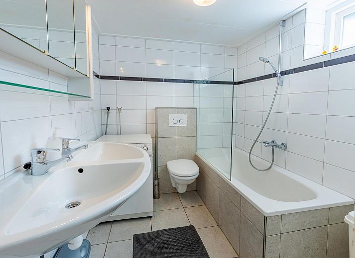 Gezellige woonkamer in VZ1038 Vakantiehuis in Aagtekerke, Walcheren, Zeeland met open haard.