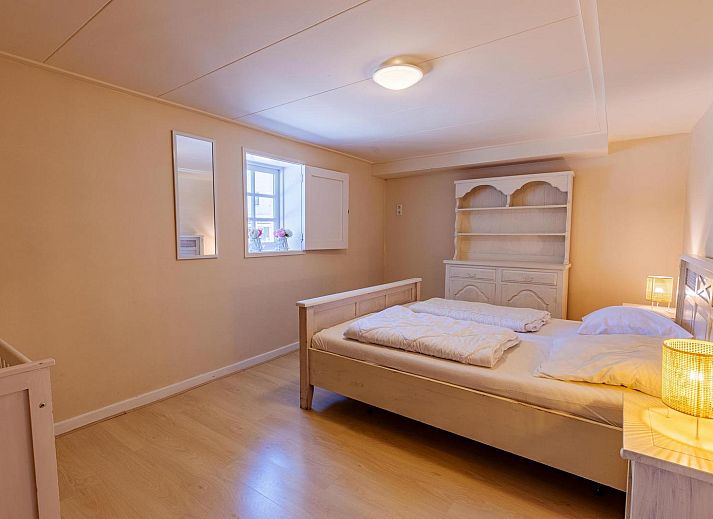 VZ1038 Vakantiehuis in Aagtekerke, Walcheren, Zeeland, sfeervolle zithoek met boekenplanken.