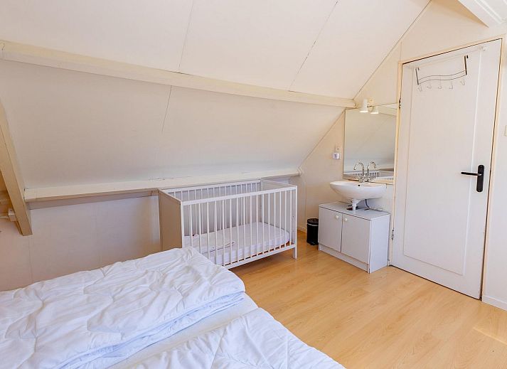 Ruime woonkamer in VZ1038 Vakantiehuis in Aagtekerke, Walcheren, Zeeland met comfortabele banken.