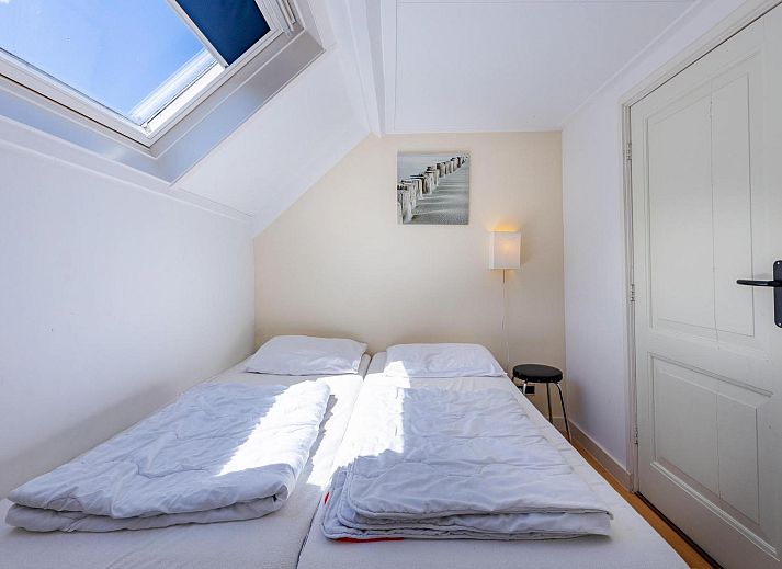 Ruime woonkamer in VZ1038 Vakantiehuis in Aagtekerke, Walcheren, Zeeland met comfortabele banken.