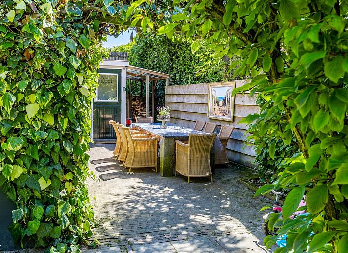 VZ1038 Vakantiehuis in Aagtekerke, Walcheren, Zeeland, moderne eetkamer met houten trap.