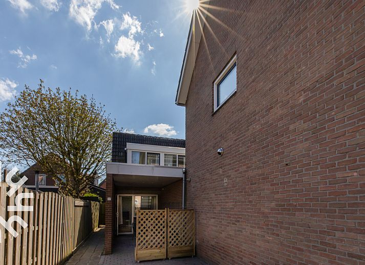 Veranda des Ferienhauses ZE1387 in Aagtekerke, Walcheren, mit gemuetlicher Sitzecke und Pflanzen.