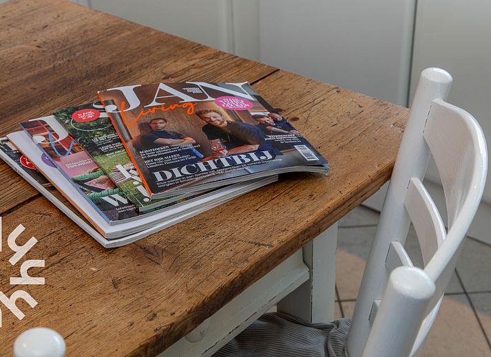 Veranda des Ferienhauses ZE1387 in Aagtekerke, Walcheren, mit gemuetlicher Sitzecke und Pflanzen.