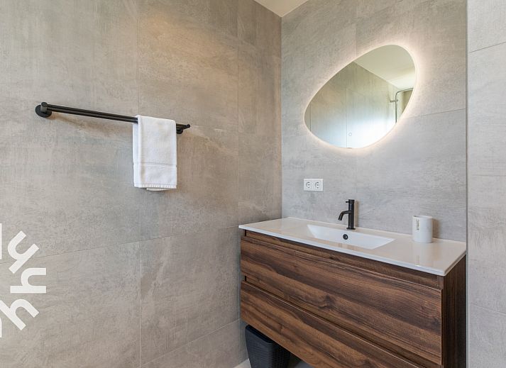 Ueberdachte Terrasse des Ferienhauses ZE1387 in Aagtekerke, Walcheren, mit bequemen Stuehlen.