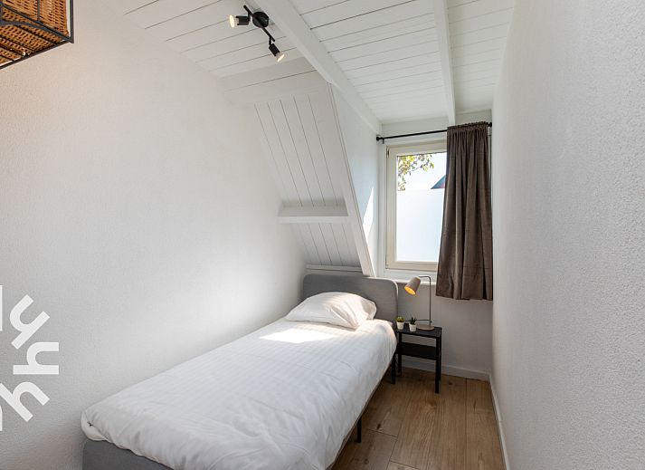 Essecke im Ferienhaus ZE1387 in Aagtekerke, Walcheren, mit Holztisch und Stuehlen.