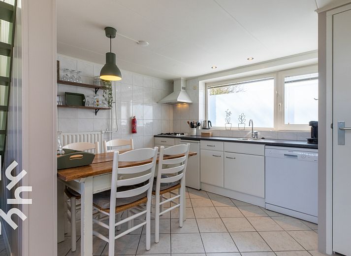 Essecke im Ferienhaus ZE1387 in Aagtekerke, Walcheren, mit Holztisch und Stuehlen.