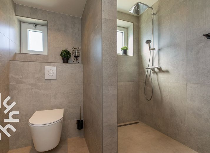 Essecke im Ferienhaus ZE1387 in Aagtekerke, Walcheren, mit Holztisch und Stuehlen.