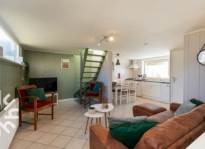 Essecke im Ferienhaus ZE1387 in Aagtekerke, Walcheren, mit Holztisch und Stuehlen.