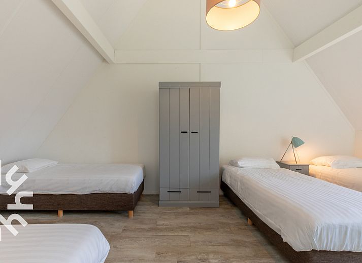 Pittoreske molen nabij vakantiehuis ZE1446 in Aagtekerke, Walcheren, omgeven door bloemen.