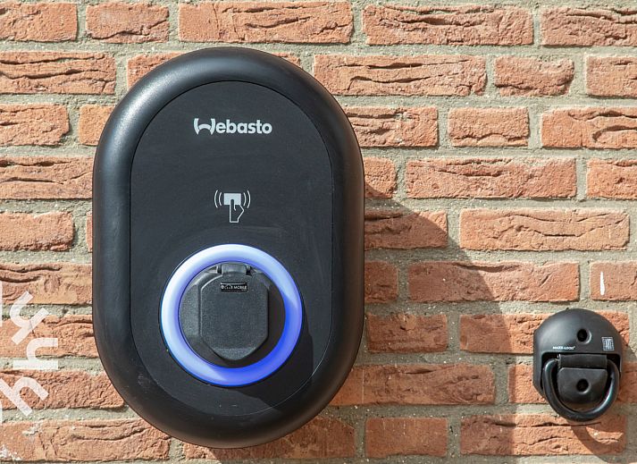 Veranda van vakantiehuis ZE1487 in Aagtekerke, Walcheren met uitzicht op het terras en kleurrijke bloemen.