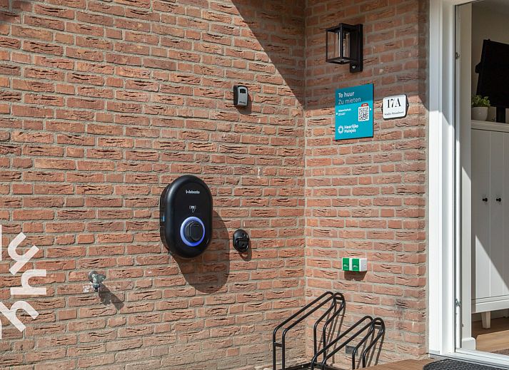 Zijaanzicht van vakantiehuis ZE1487 in Aagtekerke, Walcheren met groen omgeven veranda.