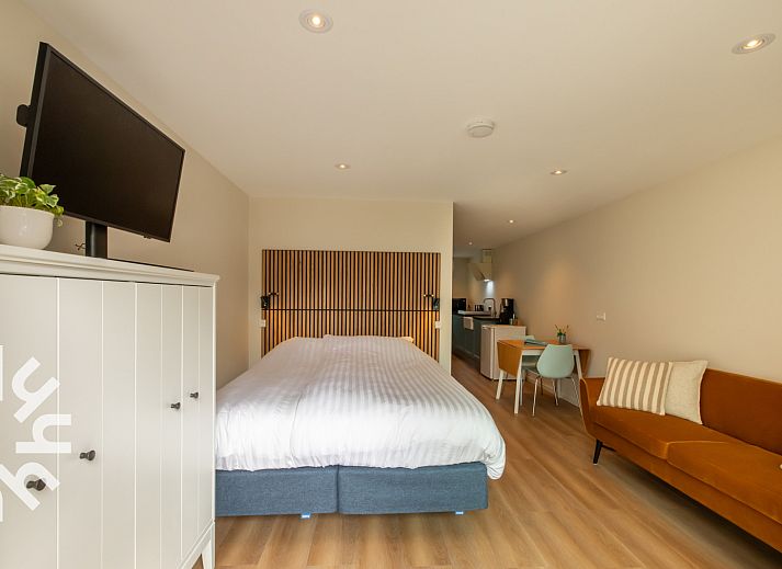 Zijaanzicht van vakantiehuis ZE1487 in Aagtekerke, Walcheren met groen omgeven veranda.