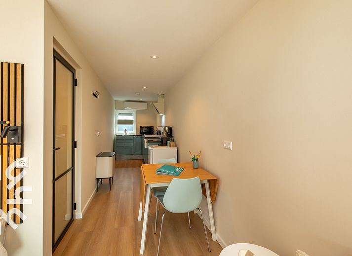 Zijaanzicht van vakantiehuis ZE1487 in Aagtekerke, Walcheren met groen omgeven veranda.