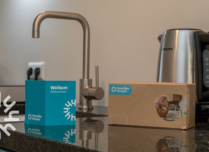 Zijaanzicht van vakantiehuis ZE1487 in Aagtekerke, Walcheren met groen omgeven veranda.