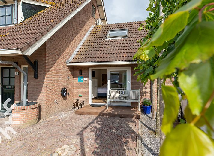 Gezellige woonkamer van vakantiehuis ZE1487 in Aagtekerke, Walcheren met comfortabele bank.