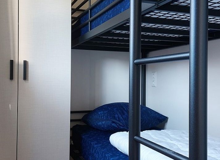 Modernes Wohnzimmer im Zeeotter 6 Persoons Chalet, Zoutelande, mit offener Kueche, Walcheren, Zeeland.