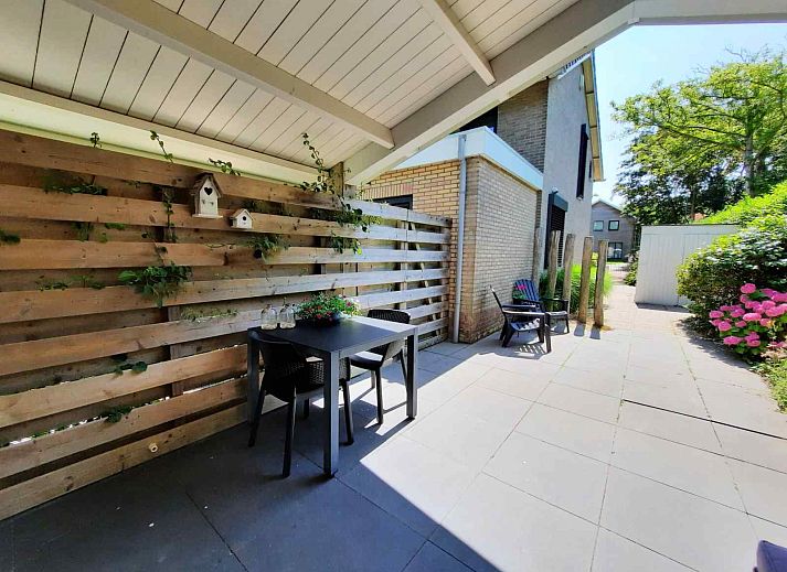 Charmantes Ferienhaus ZE267 in Zoutelande mit einladender Terrasse und gruener Umgebung in Walcheren, Zeeland.
