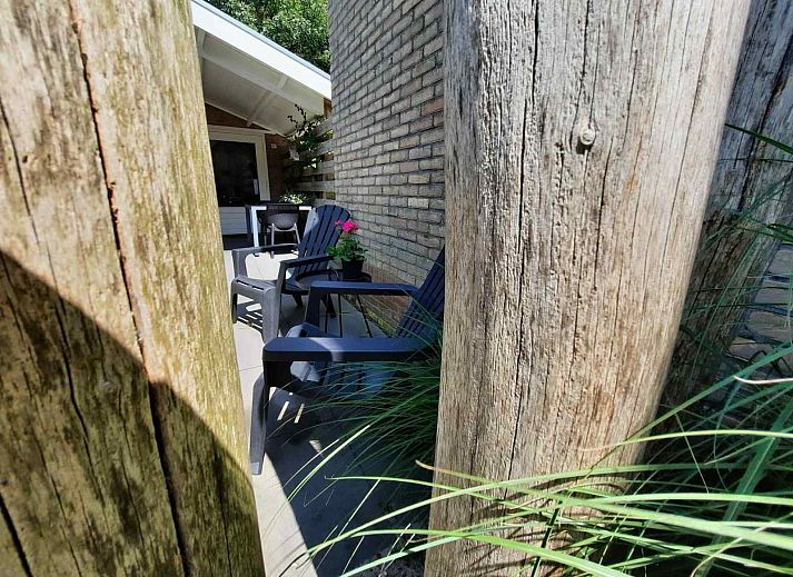 Charmantes Ferienhaus ZE267 in Zoutelande mit einladender Terrasse und gruener Umgebung in Walcheren, Zeeland.