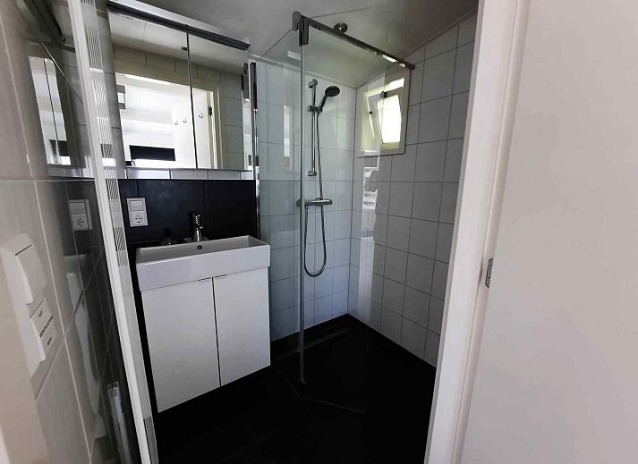 Gemuetliche Sitzecke unter der Veranda des Ferienhauses ZE267 in Zoutelande, Walcheren, ideal zum Entspannen.