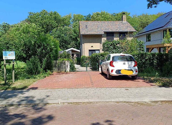 Gemuetliche Sitzecke unter der Veranda des Ferienhauses ZE267 in Zoutelande, Walcheren, ideal zum Entspannen.