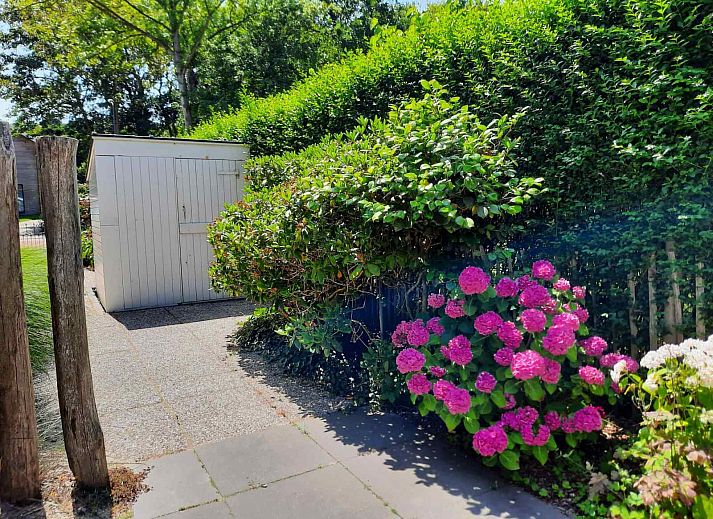 Gemuetliche Sitzecke unter der Veranda des Ferienhauses ZE267 in Zoutelande, Walcheren, ideal zum Entspannen.