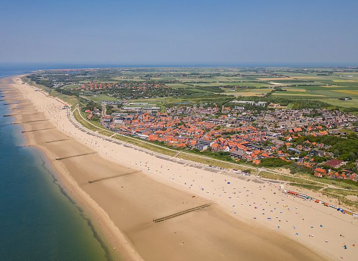 Gemuetliche Sitzecke unter der Veranda des Ferienhauses ZE267 in Zoutelande, Walcheren, ideal zum Entspannen.