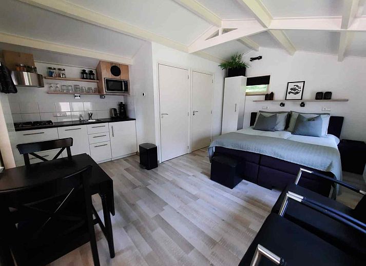 Helles Schlafzimmer im Ferienhaus ZE267, Zoutelande, Walcheren, mit bequemem Bett und moderner Einrichtung.