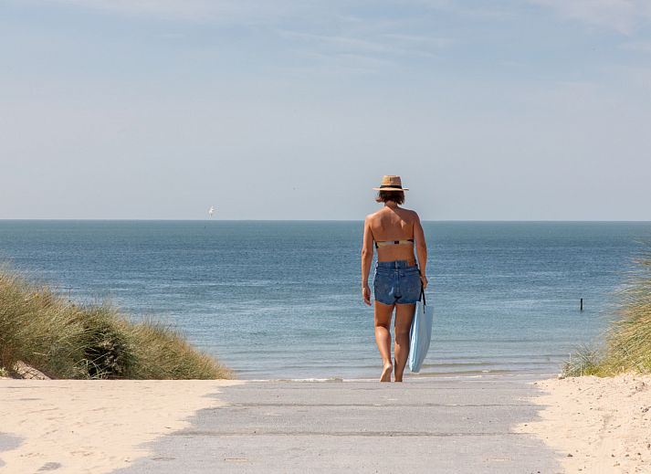 Geraeumige Terrasse am Ferienhaus ZE267 in Zoutelande, Walcheren, mit Sitzgelegenheiten und Grill fuer Spass im Freien.
