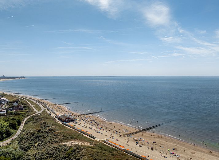 Belebte Strasse in Zoutelande, Walcheren, in der Naehe des Ferienhauses ZE267, mit Geschaeften und gemuetlicher Atmosphaere.