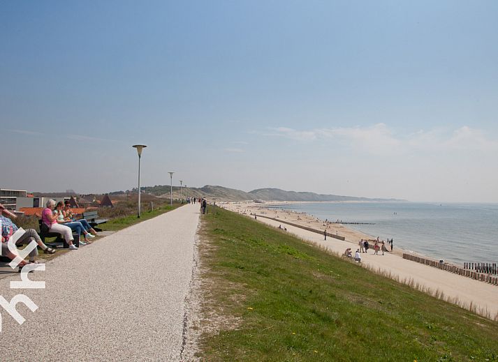 Beach access near vacation home ZE303 in Zoutelande, Walcheren, overlooking the sea.