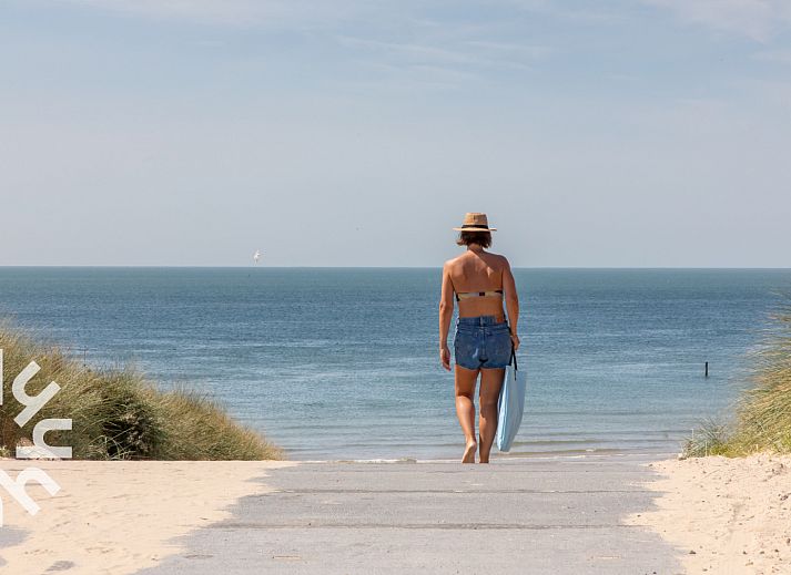 Beach access near vacation home ZE303 in Zoutelande, Walcheren, overlooking the sea.
