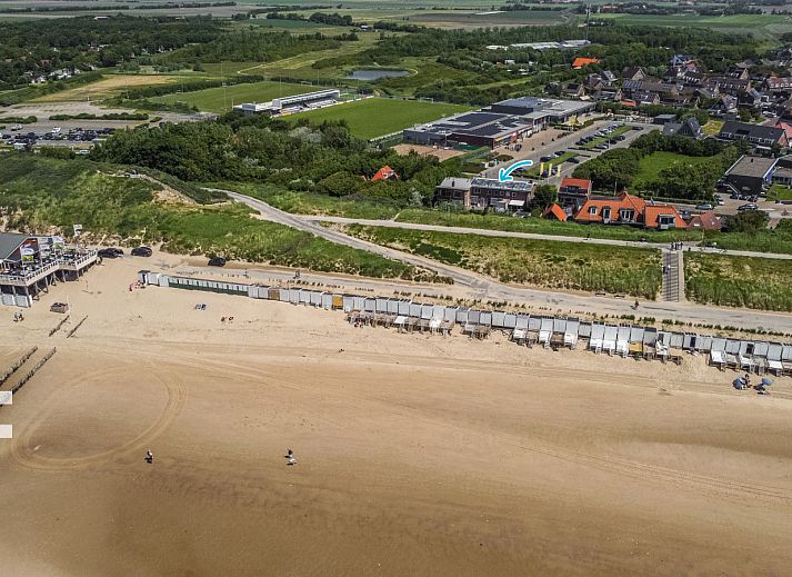 Cozy living room of vacation home ZE303 in Zoutelande, Walcheren, with modern furnishings.