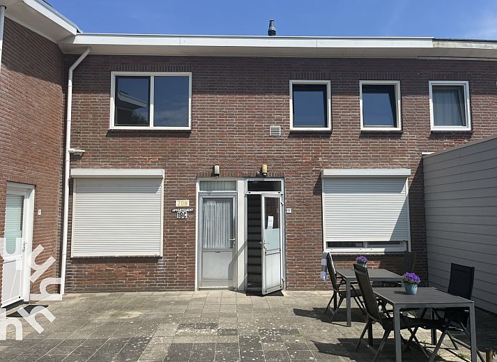 Cozy living room of vacation home ZE303 in Zoutelande, Walcheren, with modern furnishings.