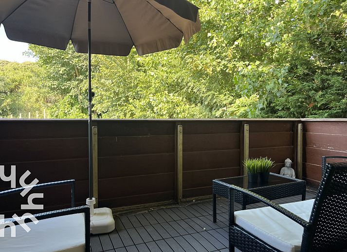 Moderne badkamer in vakantiehuis ZE312 in Zoutelande, Walcheren met toilet, wastafel en douche in Zeeland.