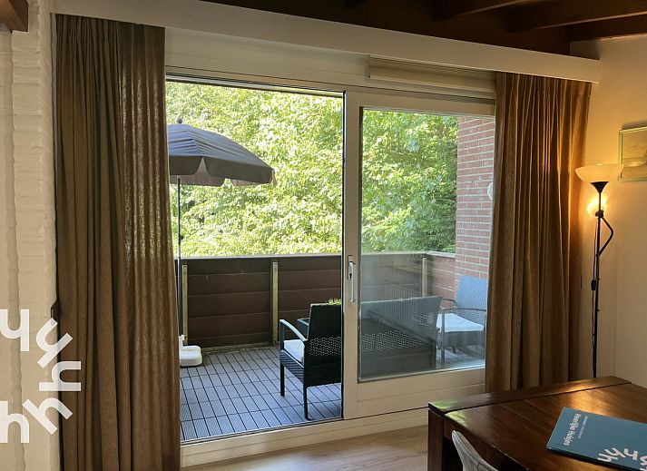 Moderne badkamer in vakantiehuis ZE312 in Zoutelande, Walcheren met toilet, wastafel en douche in Zeeland.