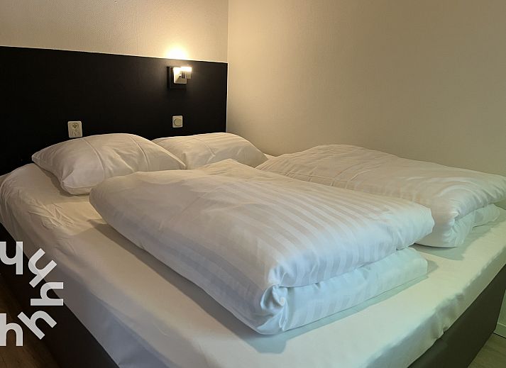 Moderne badkamer in vakantiehuis ZE312 in Zoutelande, Walcheren met toilet, wastafel en douche in Zeeland.